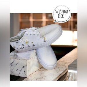 Bangs low top sneakers . Brand new, never worn White with daisies Price firm s10